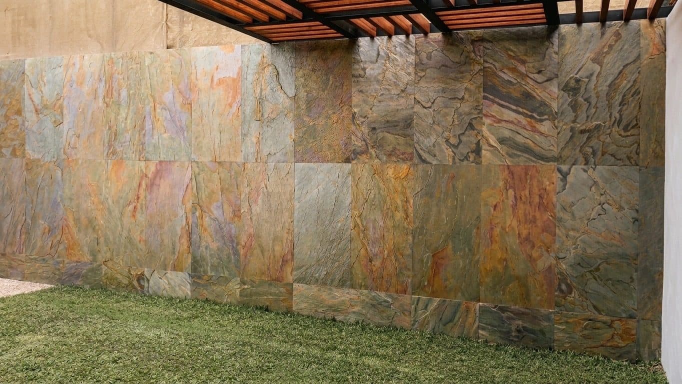 Muro de jardín bajo pérgola