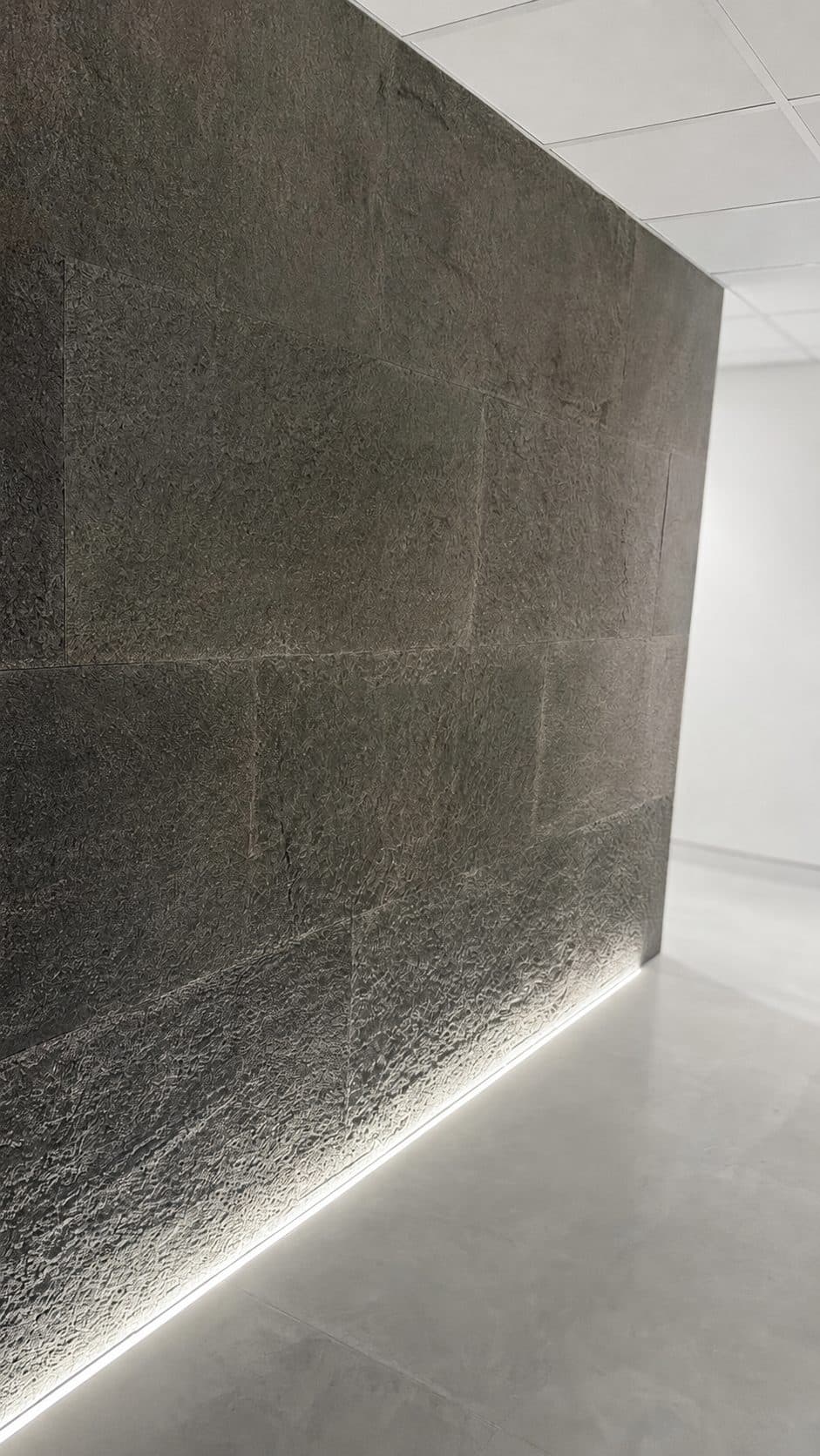 Muro angular con luz rasante