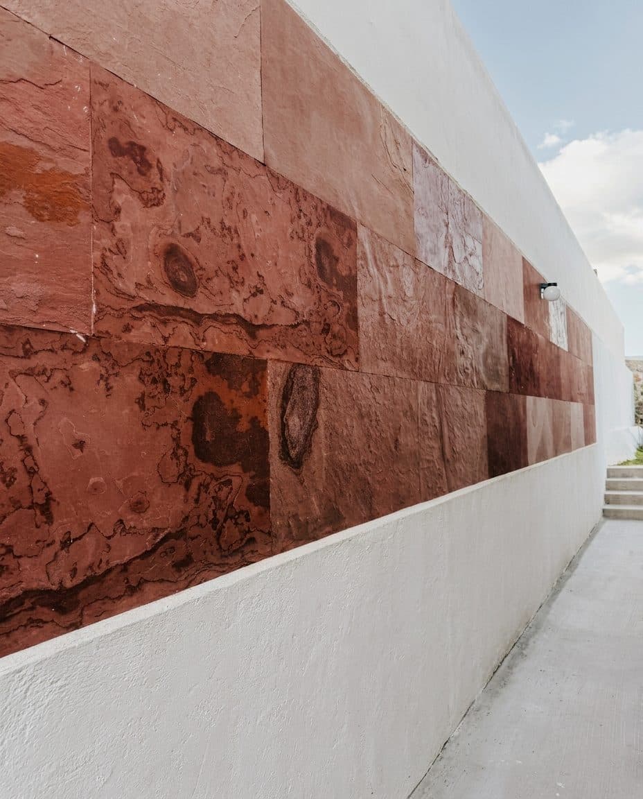 Muro bajo junto a banqueta